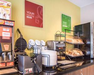 eine Bäckerei mit einer Theke mit Gebäck darauf in der Unterkunft Comfort Inn Kirkland Lake in Kirkland Lake