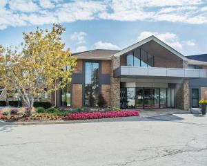 um edifício de tijolos com flores à frente em Comfort Inn Burlington em Burlington