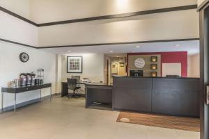 The lobby or reception area at Comfort Inn Belleville