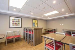 A restaurant or other place to eat at Comfort Inn Pickering