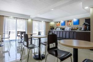 un ristorante con tavoli, sedie e un bancone di Comfort Inn a North Bay