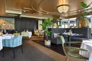 - un restaurant avec des tables et des chaises dans une salle dans l'établissement Landgoed De Wilmersberg, à De Lutte