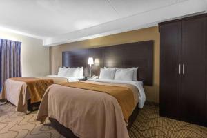 una camera d'albergo con due letti in una stanza di Comfort Inn a North Bay