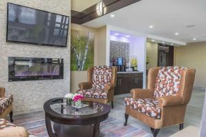 a waiting room with two chairs and a table at Comfort Inn Trenton in Trenton