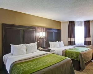 Comfort Inn St. Catharines Niagara tesisinde bir odada yatak veya yataklar