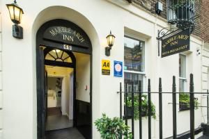 Una entrada a un edificio con una puerta negra en Marble Arch Inn, en Londres