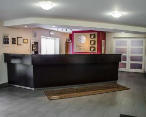 a view of the front of a bar in a salon at Comfort Inn Boucherville in Boucherville