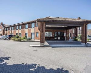 - un bâtiment en briques avec un pavillon dans un parking dans l'établissement Comfort Inn Gatineau, à Gatineau