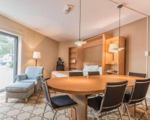 Χώρος καθιστικού στο Comfort Inn Drummondville