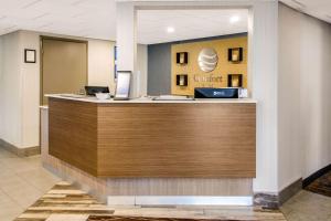 Area lobi atau resepsionis di Comfort Inn Airport Dorval