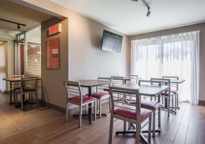 TV a/nebo společenská místnost v ubytování Comfort Inn Sherbrooke