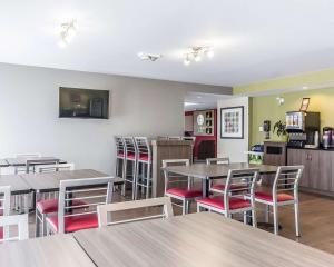 ein Restaurant mit Tischen und Stühlen und eine Küche in der Unterkunft Comfort Inn Riviere-du-Loup in Rivière-du-Loup