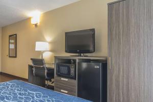 A television and/or entertainment centre at Comfort Inn Levis