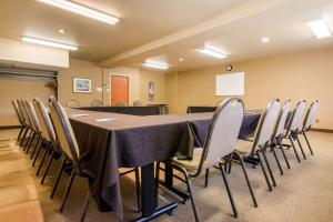 een vergaderzaal met een lange tafel en stoelen bij Comfort Inn & Suites Shawinigan in Shawinigan