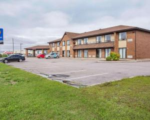 budynek z samochodami zaparkowanymi na parkingu w obiekcie Comfort Inn Baie-Comeau w mieście Baie-Comeau