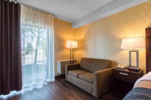 une chambre d'hôtel avec un canapé et une fenêtre dans l'établissement Comfort Inn, à Trois-Rivières
