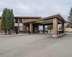 ein Gebäude mit einem Parkplatz davor in der Unterkunft Comfort Inn Prince Albert in Prince Albert