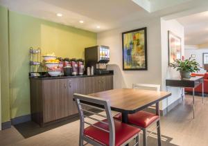 Kuchyň nebo kuchyňský kout v ubytování Comfort Inn Sherbrooke