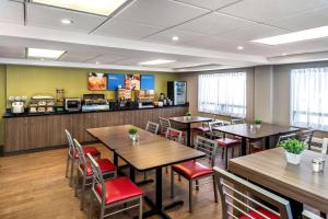 A restaurant or other place to eat at Comfort Inn Prince Albert