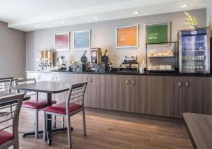 Příslušenství pro přípravu čaje a kávy v ubytování Comfort Inn Sherbrooke