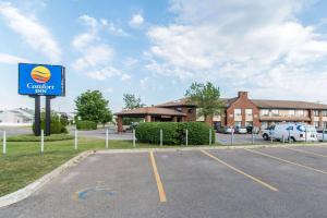 un panneau pour un concessionnaire automobile devant un bâtiment dans l'établissement Comfort Inn, à Trois-Rivières