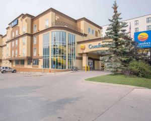 un bâtiment avec une voiture garée devant lui dans l'établissement Comfort Inn & Suites University, à Calgary