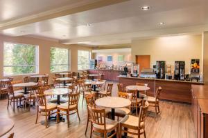 Reštaurácia alebo iné gastronomické zariadenie v ubytovaní Comfort Inn & Suites Shawinigan