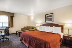 Säng eller sängar i ett rum på Quality Hotel & Conference Centre