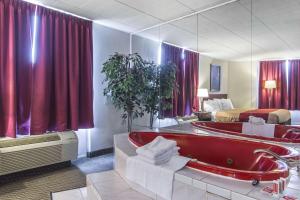 Postel nebo postele na pokoji v ubytování Econo Lodge