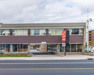 un edificio sin señal de estacionamiento delante de él en Econo Lodge Downtown Ottawa en Ottawa