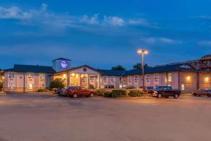 un hotel con auto parcheggiate in un parcheggio di Sleep Inn a Sault Ste. Marie