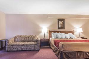 Postel nebo postele na pokoji v ubytování Econo Lodge