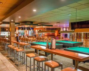 - un bar avec des tables de ping-pong et des tabourets de bar dans l'établissement Quality Inn & Suites Winnipeg, à Winnipeg