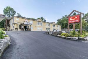 een groot gebouw met een bord ervoor bij Econolodge Huntsville in Huntsville