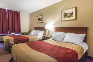 Postel nebo postele na pokoji v ubytování Econo Lodge