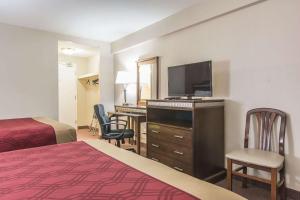 TV a/nebo společenská místnost v ubytování Econo Lodge