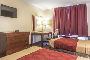 Postel nebo postele na pokoji v ubytování Econo Lodge