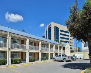 a building with cars parked in a parking lot at Econo Lodge Inn & Suites University in Calgary