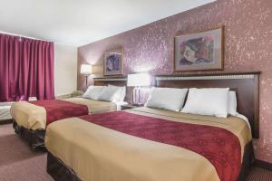 Postel nebo postele na pokoji v ubytování Econo Lodge + 26 fotografií