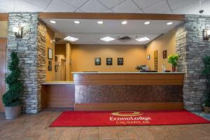 um hall de entrada de um consultório dentário com um tapete vermelho em Econo Lodge Inn & Suites University em Calgary