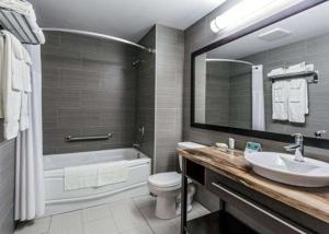 Koupelna v ubytování Quality Inn & Suites