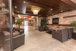 a waiting room with couches and a brick wall at Quality Inn & Suites in Lévis