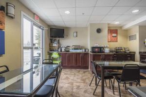 Restaurant o un lloc per menjar a Comfort Inn & Suites Edson