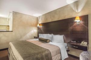 Llit o llits en una habitació de Quality Hotel & Conference Centre