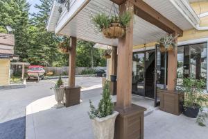 a store front with potted plants on a sidewalk at Econolodge Huntsville in Huntsville