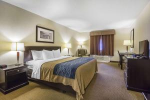 Llit o llits en una habitació de Comfort Inn & Suites Edson