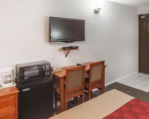 TV a/nebo společenská místnost v ubytování Econo Lodge Inn & Suites Drumheller + 9 fotografií