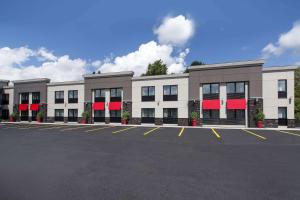 ein leerer Parkplatz vor einem Gebäude in der Unterkunft Comfort Inn St-Georges in Saint-Georges