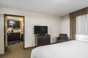 TV a/nebo společenská místnost v ubytování Quality Inn & Suites Thompson