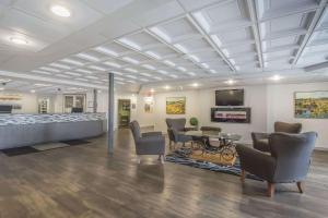 TV a/nebo společenská místnost v ubytování Quality Inn West Edmonton